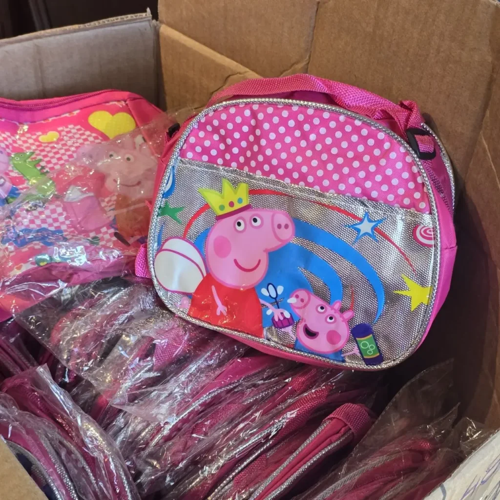 Caja con loncheras infantiles rosas de Peppa Pig y George Pig. by Remates Narvaja