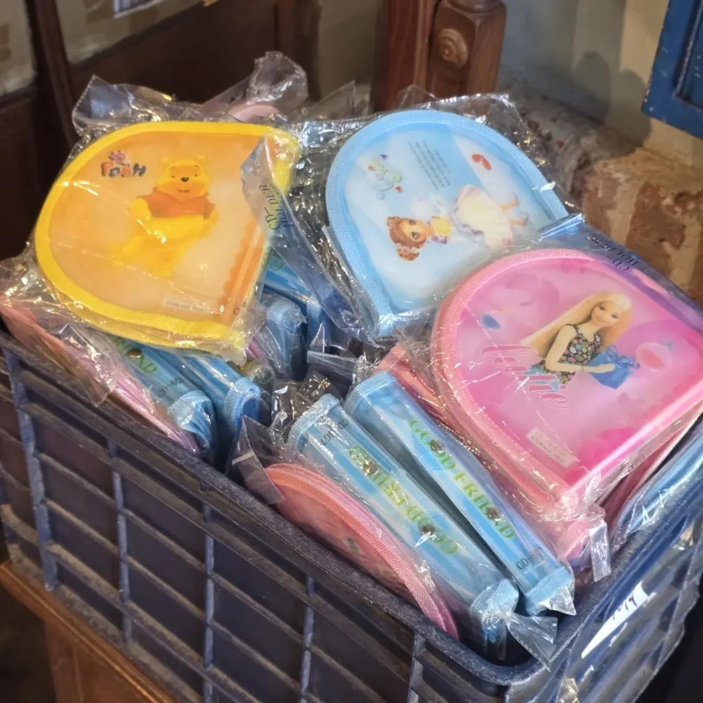 Cajas de CD coloridas con Winnie the Pooh, Barbie y personajes de dibujos animados en una caja. by Remates Narvaja