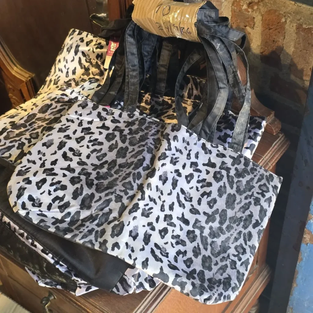 Bolsas tote con estampado de leopardo blanco y negro. by Remates Narvaja