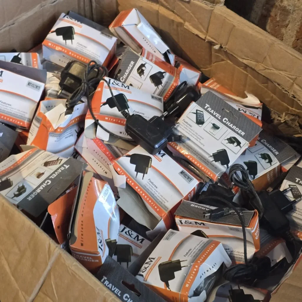 Caja de cargadores de viaje y accesorios para móviles. by Remates Narvaja