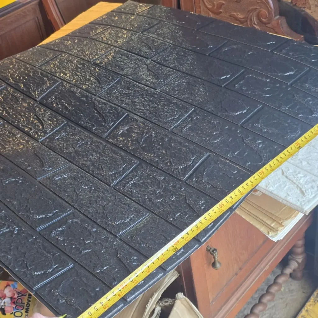 Panel de pared 3D autoadhesivo efecto ladrillo negro con cinta métrica." by Remates Narvaja