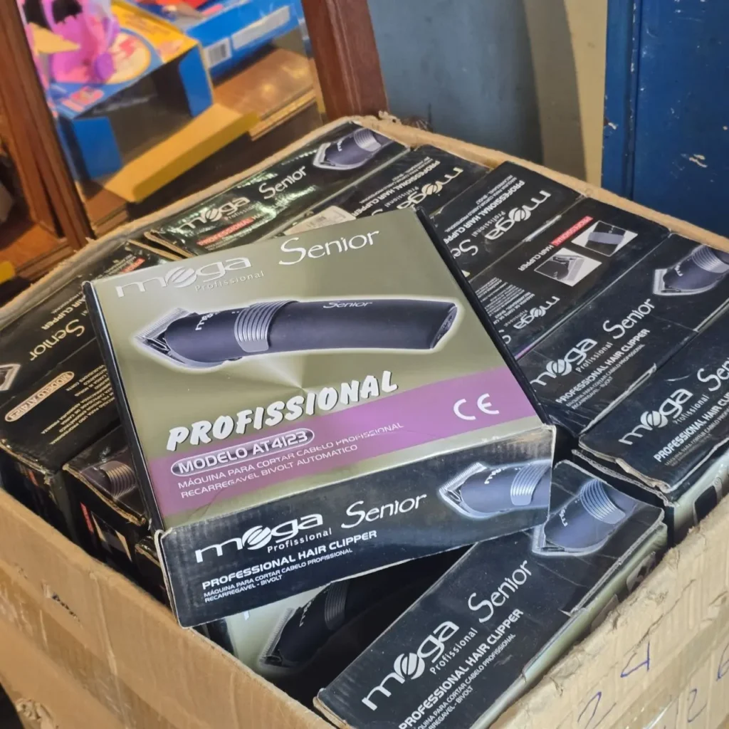 Cajas de cortapelos profesionales Mega Senior recargables y bivolt, con la imagen de una máquina negra en el empaque. by Remates Narvaja