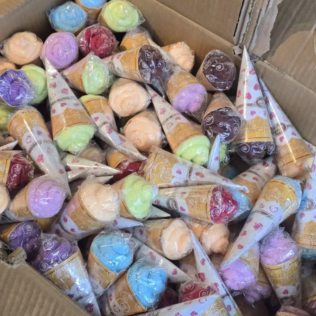 Toallas coloridas con forma de cono de helado surtidas. by Remates Narvaja