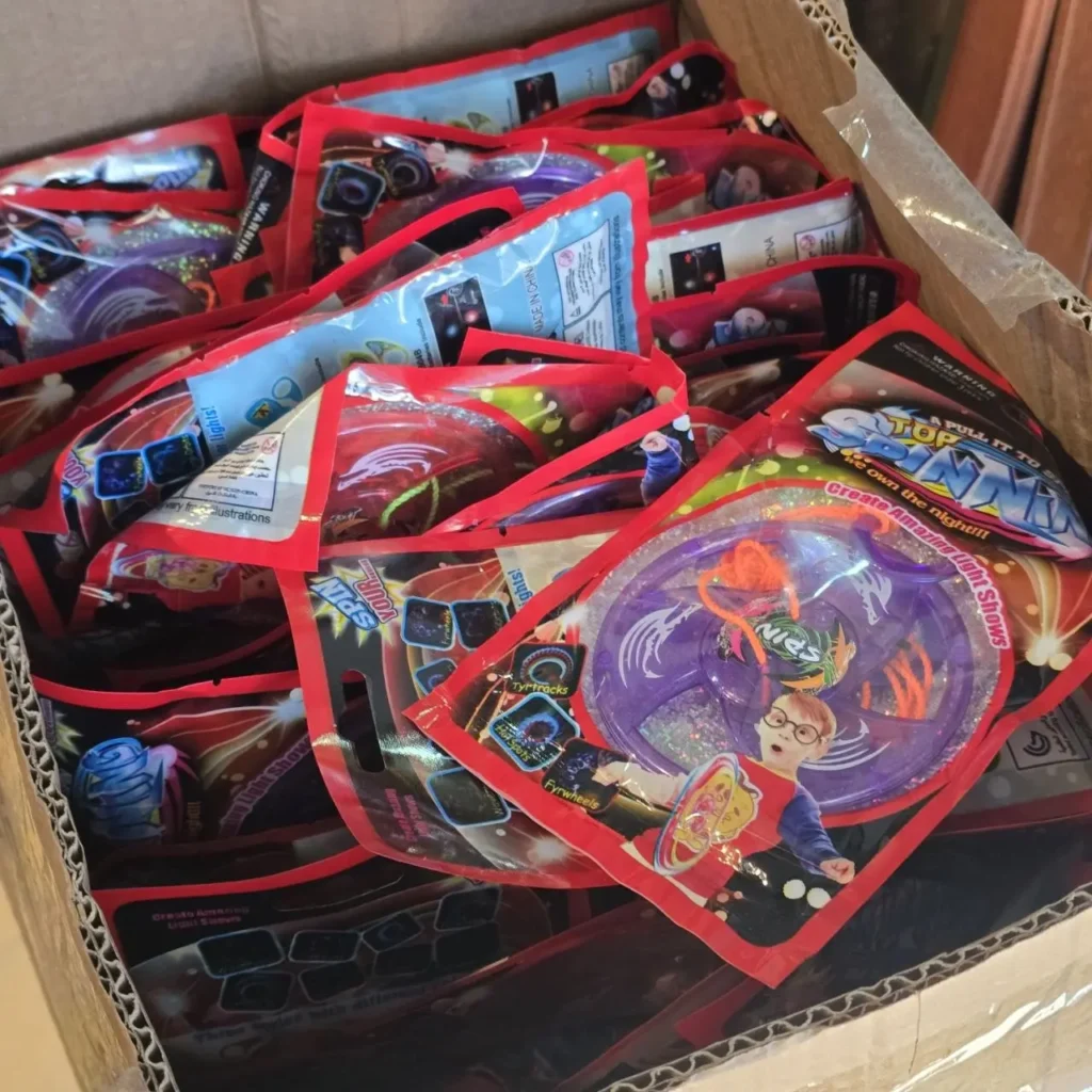 Caja llena de juguetes Top Spin que brillan en la oscuridad para niños. by Remates Narvaja