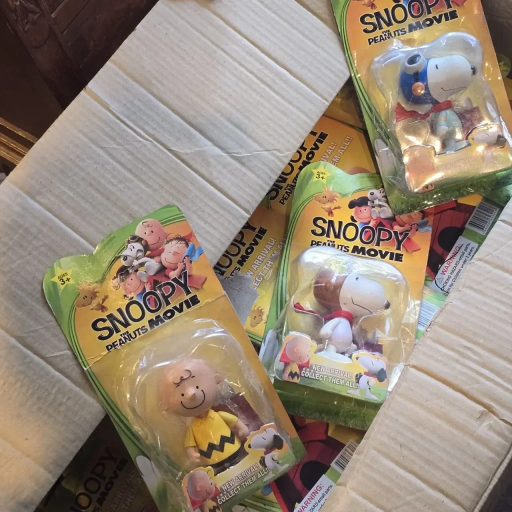 Varios juguetes de Snoopy y Charlie Brown de la película The Peanuts, empaquetados. by Remates Narvaja