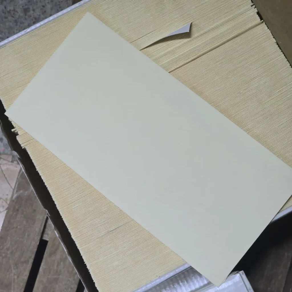 Pila de hojas de papel o cartulina color crema. by Remates Narvaja