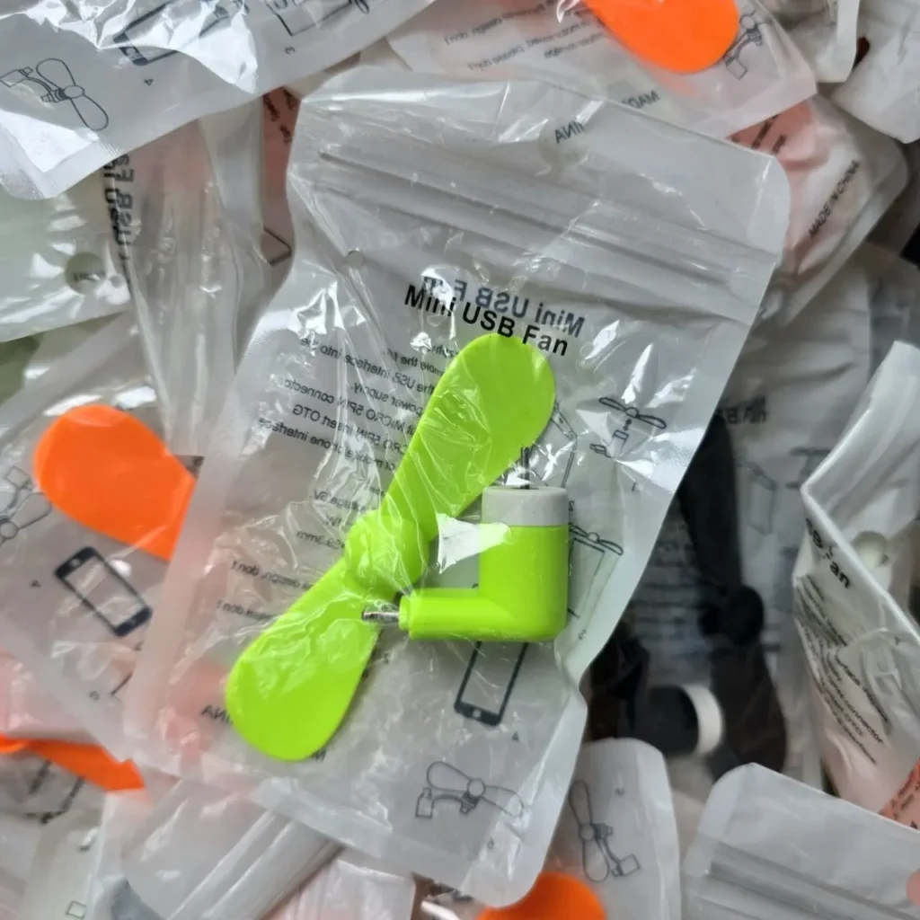 Lote de mini ventiladores USB para móvil en empaques individuales, destacando uno verde. by Remates Narvaja