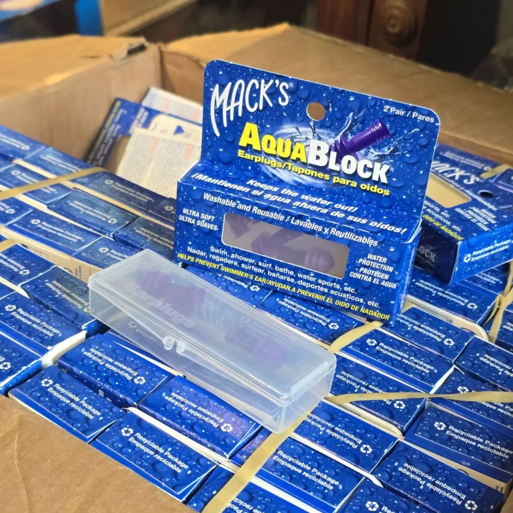 Caja con muchos tapones para oídos Mack's AquaBLOCK morados, ideales para nadar y proteger del agua. by Remates Narvaja