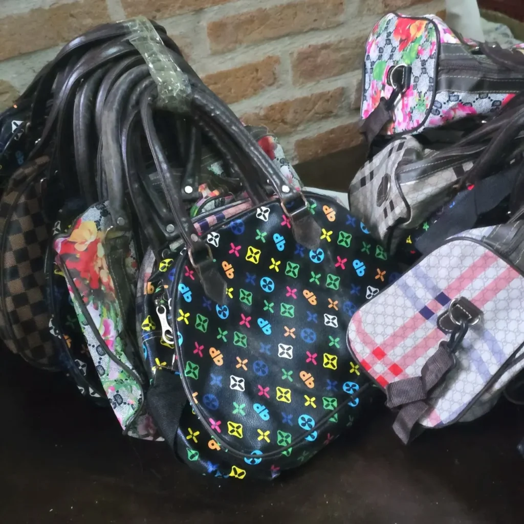 Bolsos de mujer con diseños variados y coloridos. by Remates Narvaja