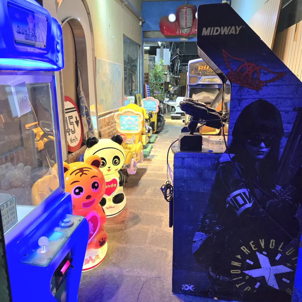 Sala de juegos con máquinas recreativas, juegos infantiles de panda y tigre, y una máquina de disparos Midway con temática de Aerosmith. by Remates Narvaja