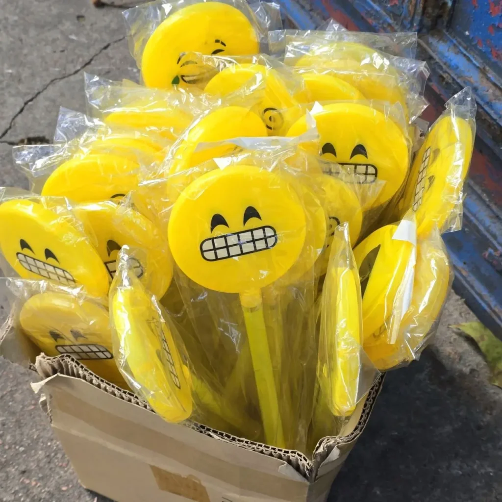 Caja de bolígrafos amarillos con emoji de dientes apretados, envueltos individualmente. by Remates Narvaja