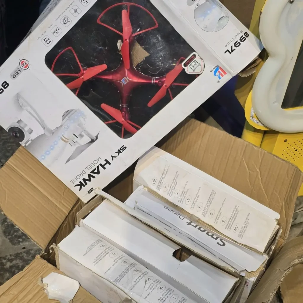 Caja de cartón con un drone rojo Sky Hawk y varias cajas de Smart Drone. by Remates Narvaja