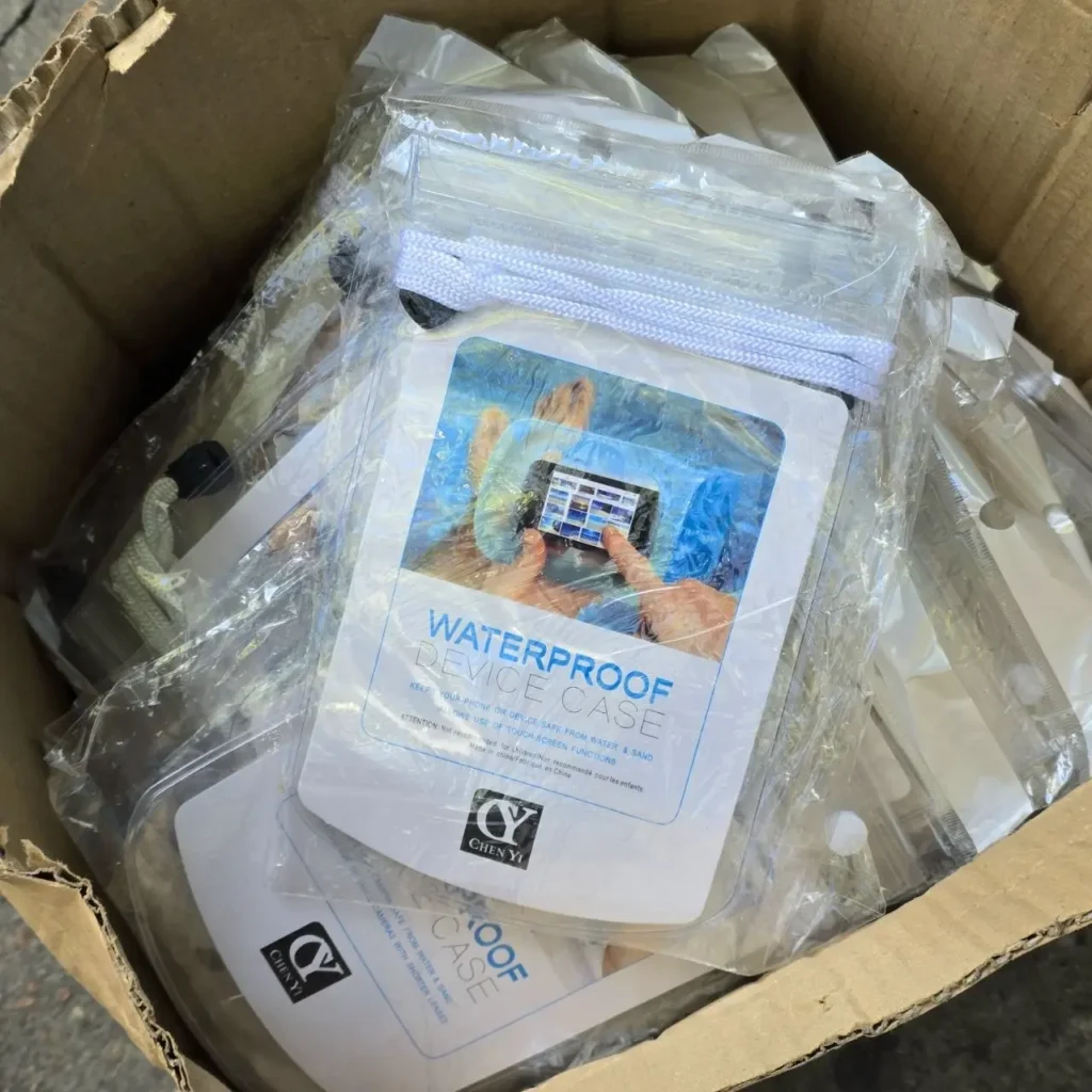 Caja con múltiples fundas impermeables transparentes para dispositivos móviles Chen Yi. by Remates Narvaja