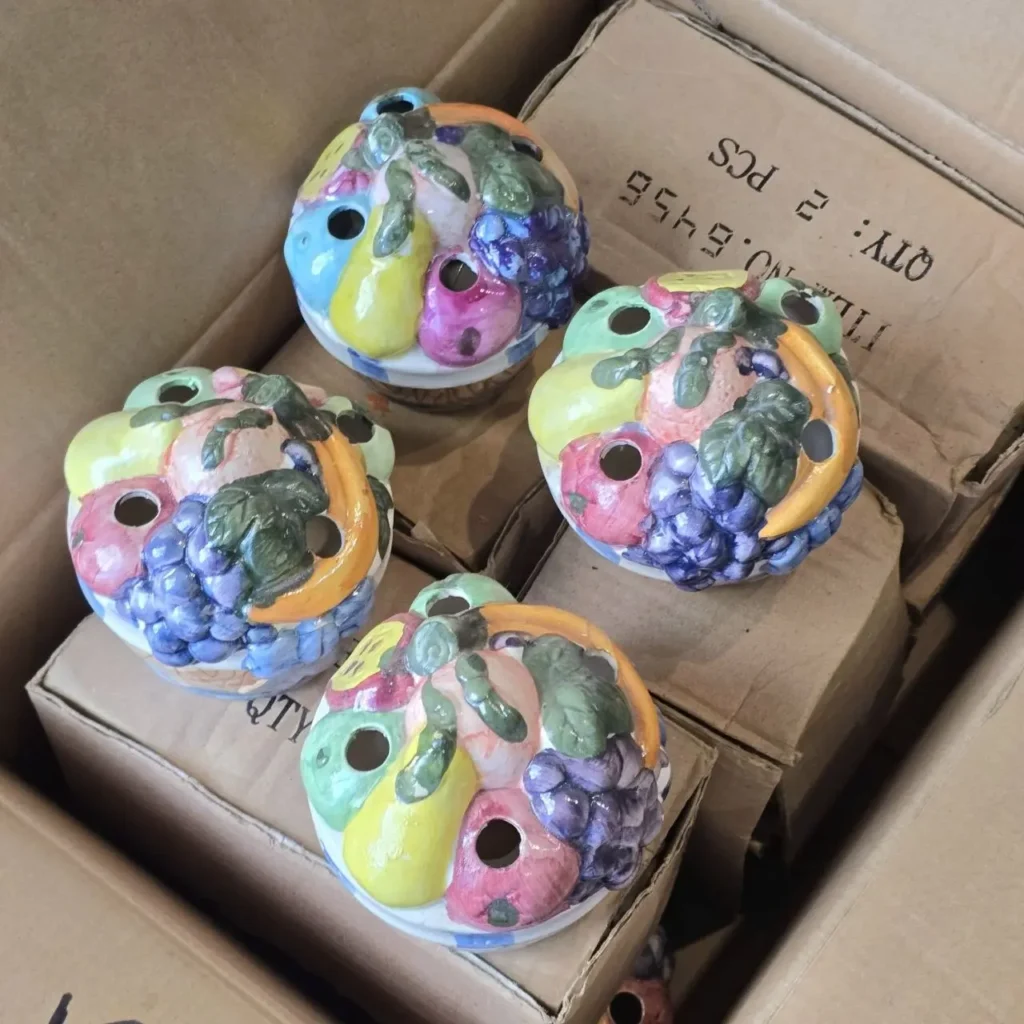Cuatro porta-popurrí o difusores de cerámica con diseño de frutas variadas y coloridas, dentro de cajas de cartón. by Remates Narvaja
