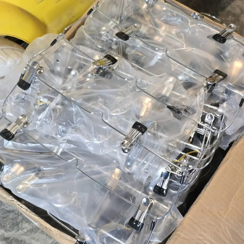 Caja de ganchos metálicos cromados con pinzas, empaquetados individualmente en plástico, ideales para faldas y pantalones. by Remates Narvaja