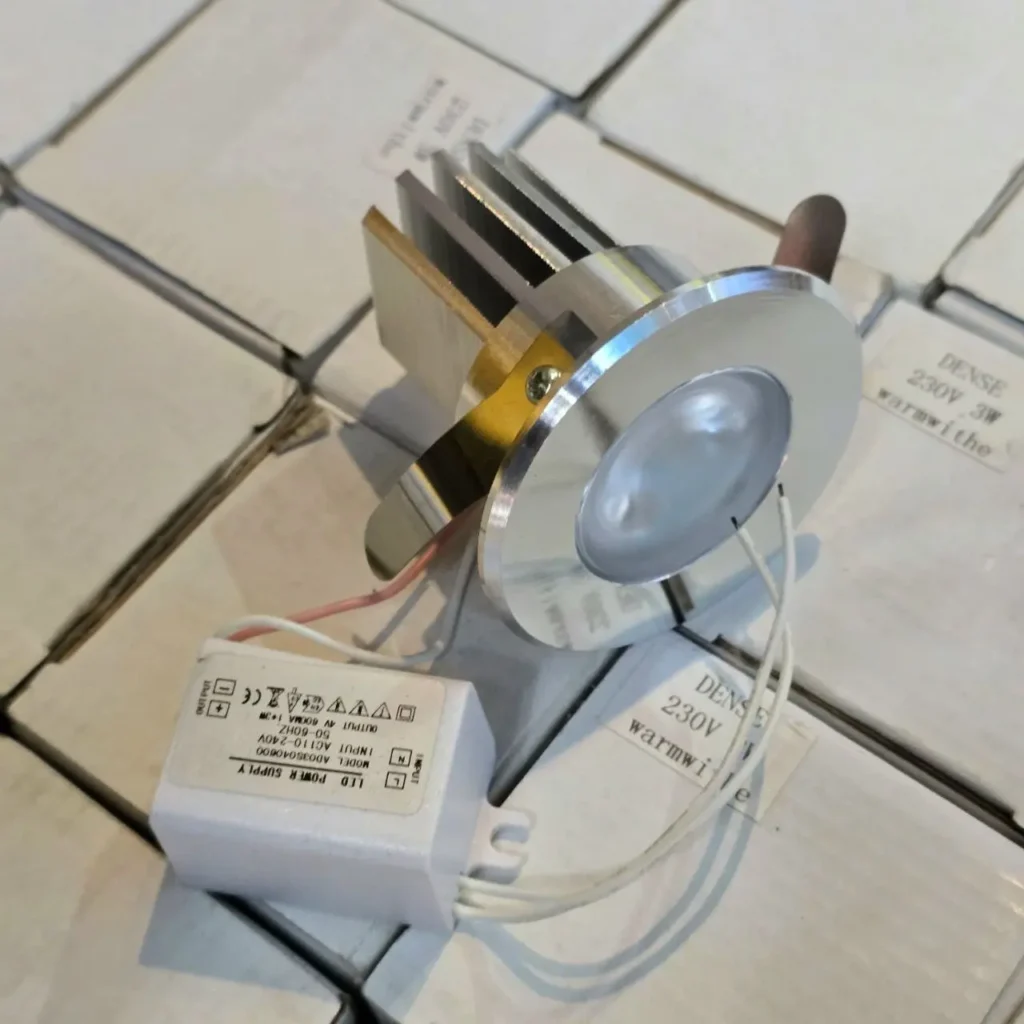 Foco LED empotrable 3W 230V luz cálida con driver. by Remates Narvaja
