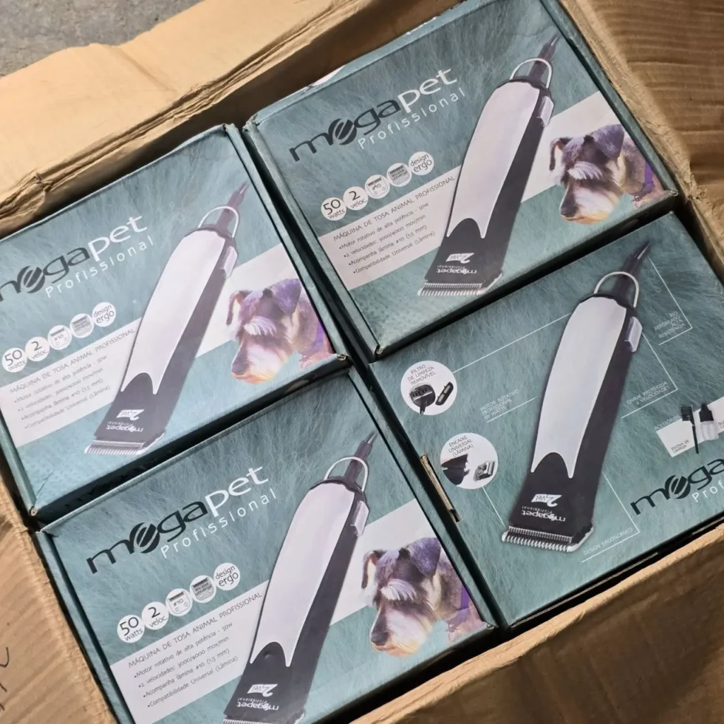 Máquinas de tosa profesional Megapet para perros y mascotas en varias cajas, con un Schnauzer en el empaque. by Remates Narvaja