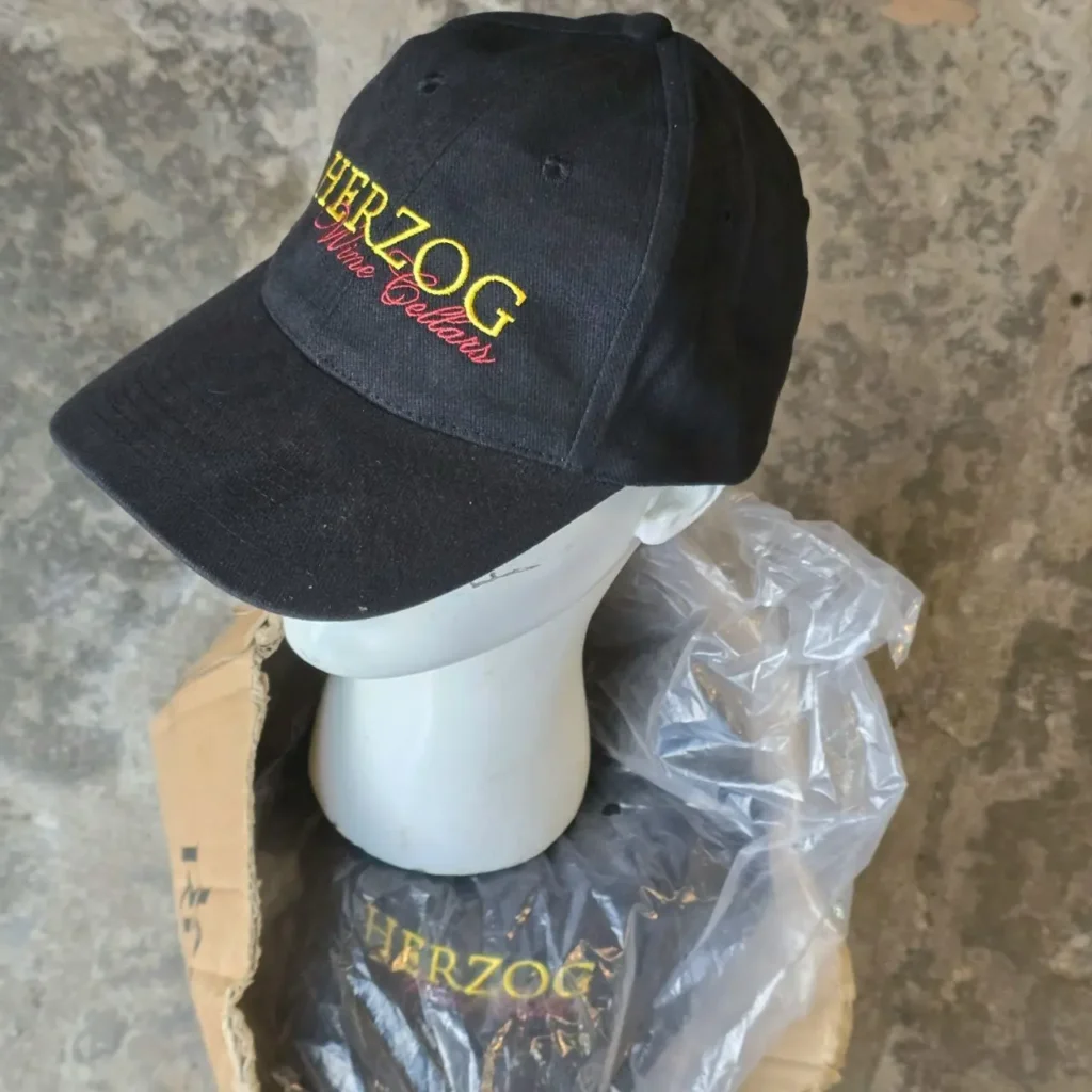 Gorra de béisbol negra con logo Herzog Wine Cellars bordado. by Remates Narvaja