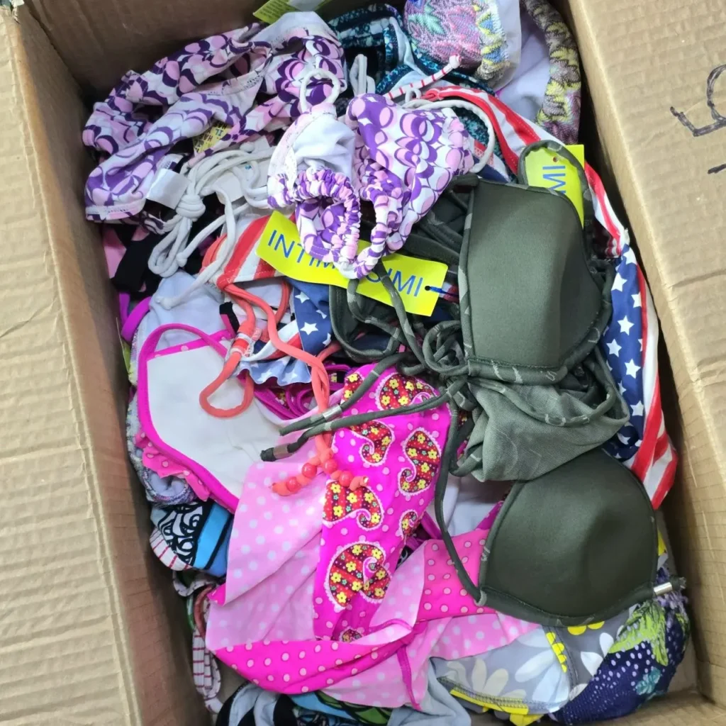 Caja de cartón llena de trajes de baño y bikinis surtidos, nuevos con etiquetas. by Remates Narvaja