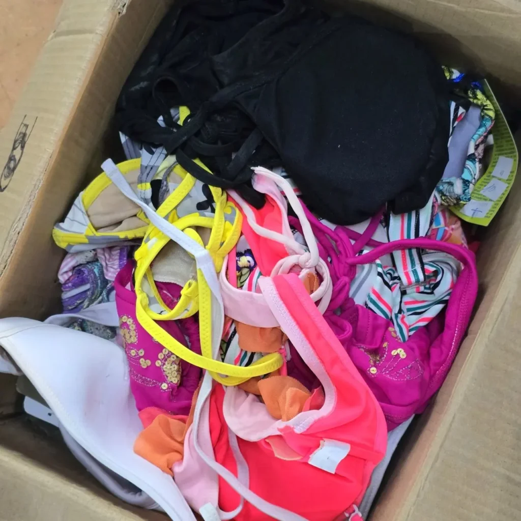 Surtido de trajes de baño y bikinis coloridos en una caja. by Remates Narvaja