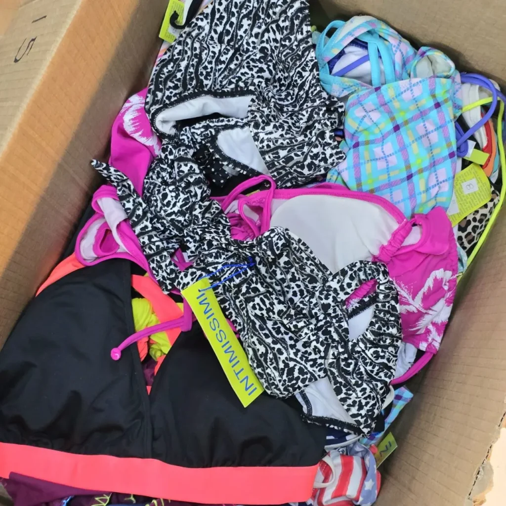 Caja con bikinis y tops de baño Intimissimi surtidos. by Remates Narvaja