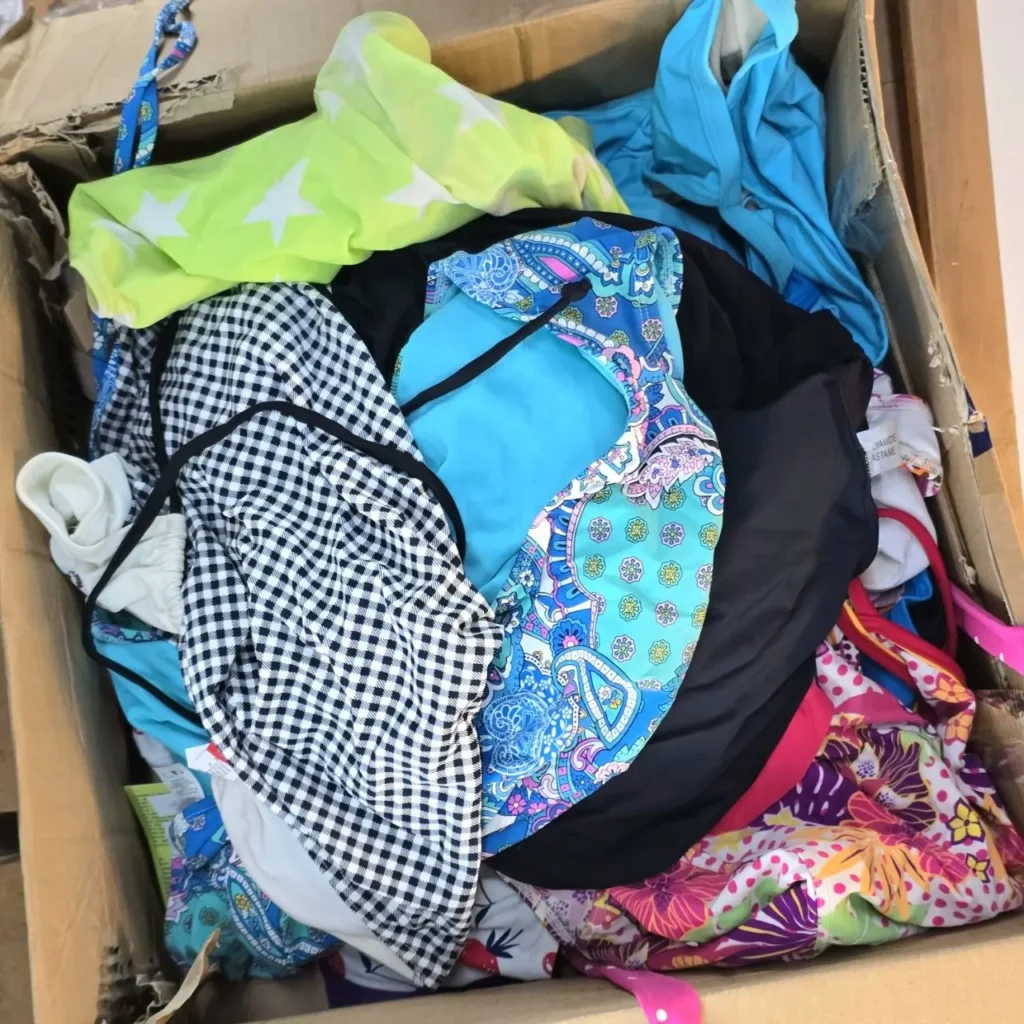 Caja con ropa de playa y trajes de baño variados. by Remates Narvaja