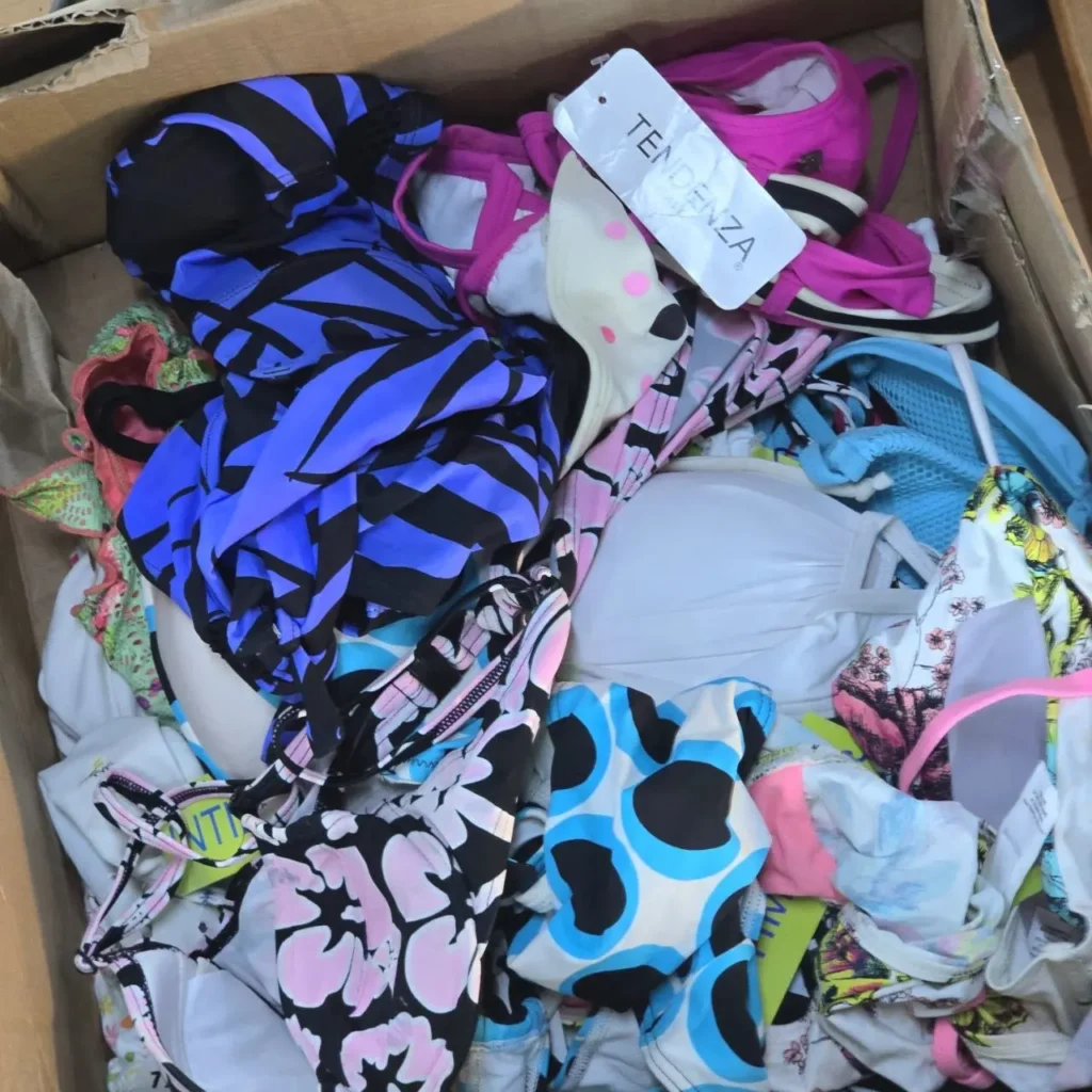 Caja de trajes de baño y bikinis TENDENZA de colores y estampados variados. by Remates Narvaja