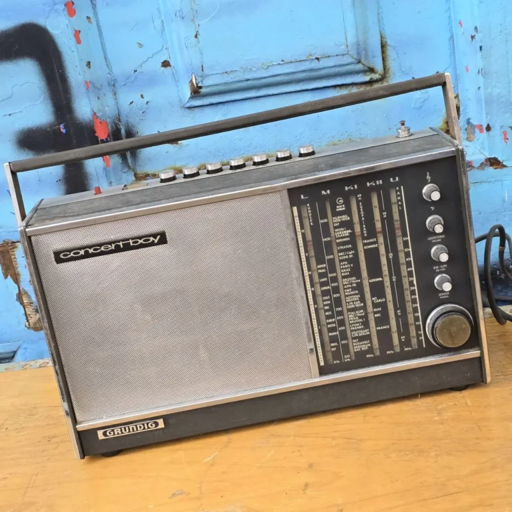 Radio vintage Grundig Concertboy sobre fondo azul.** by Remates Narvaja