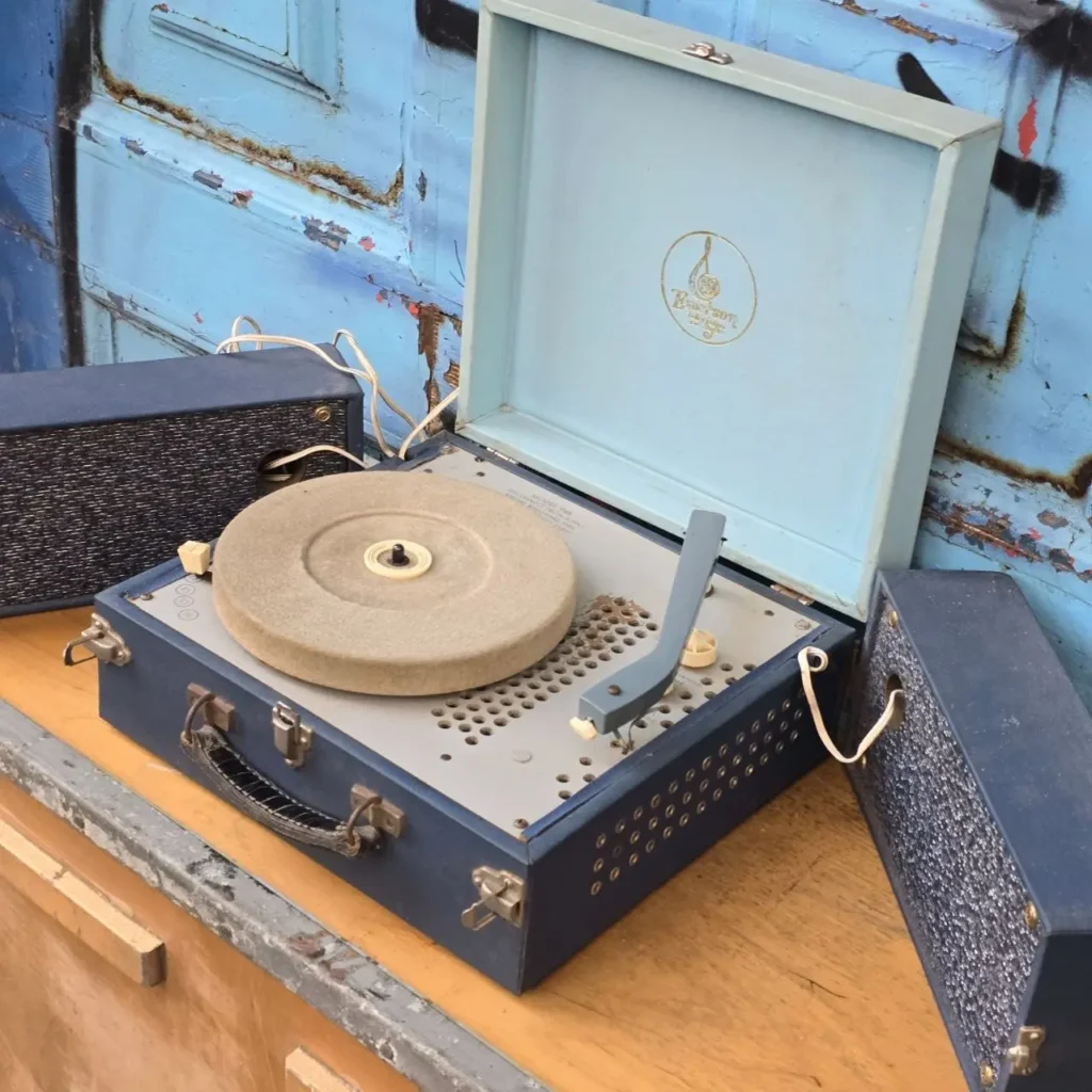 Tocadiscos portátil vintage azul Barton The Voice of Music con altavoces externos. by Remates Narvaja