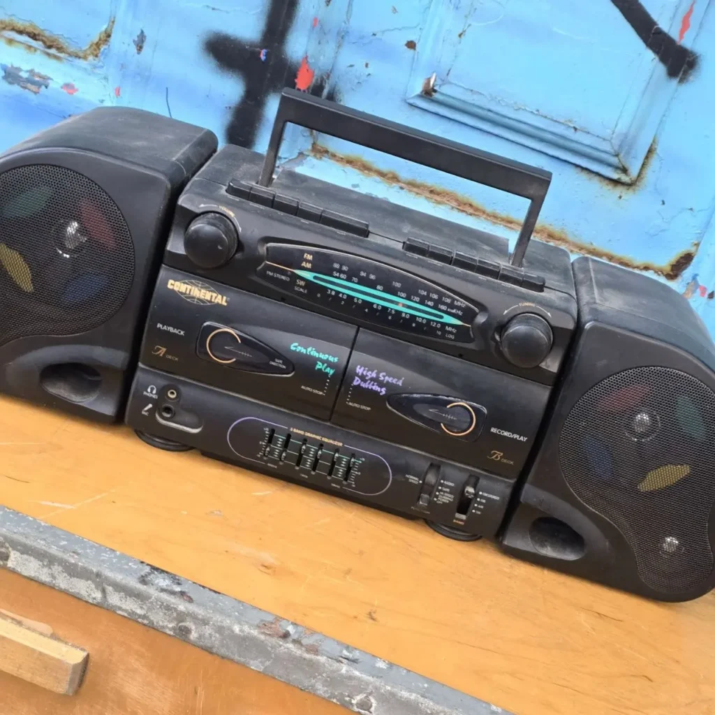 Boombox Continental negro vintage con radio, doble cassette y ecualizador. by Remates Narvaja