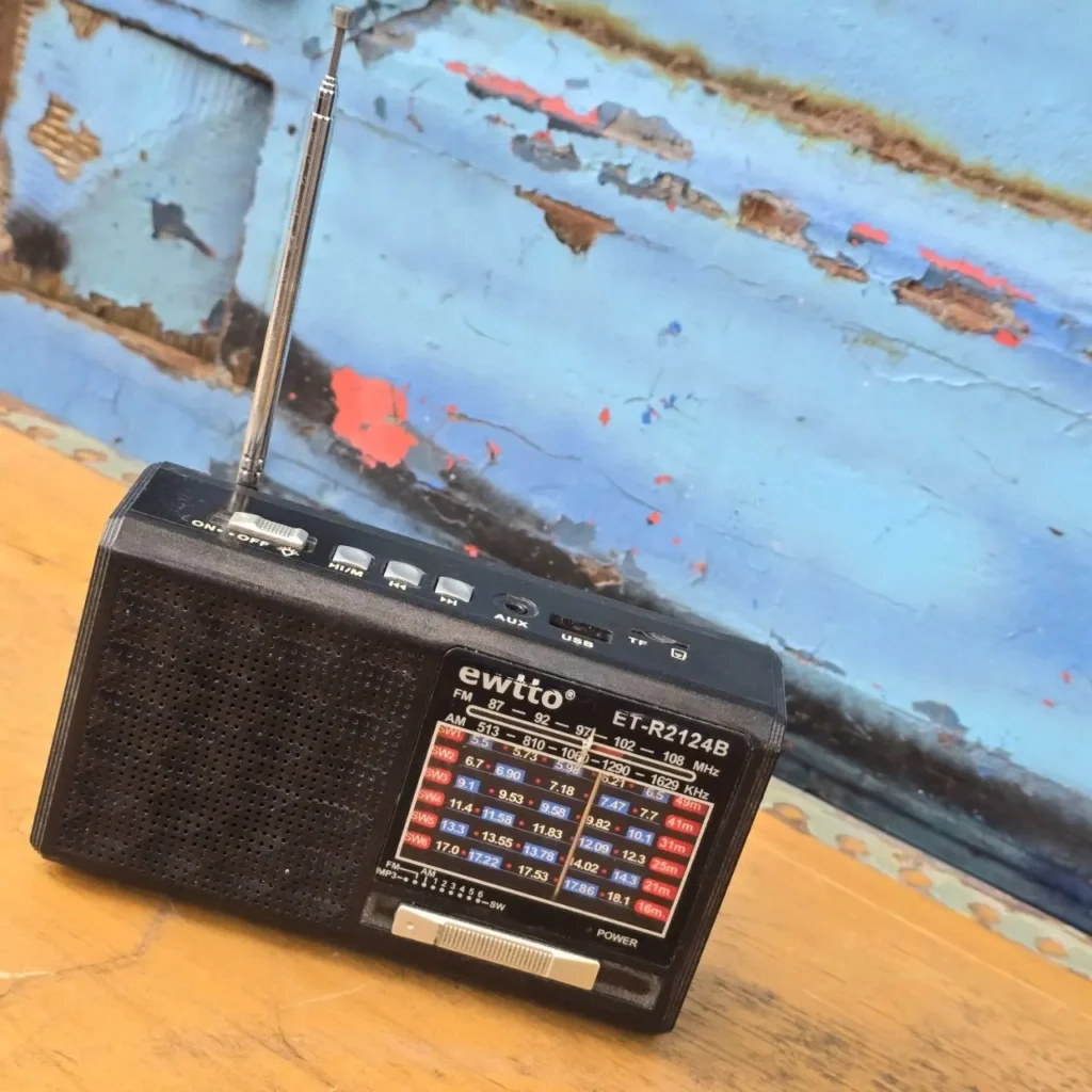 Radio portátil negra ewtto ET-R2124B con FM, AM, SW, puertos USB y TF, y antena extendida by Remates Narvaja