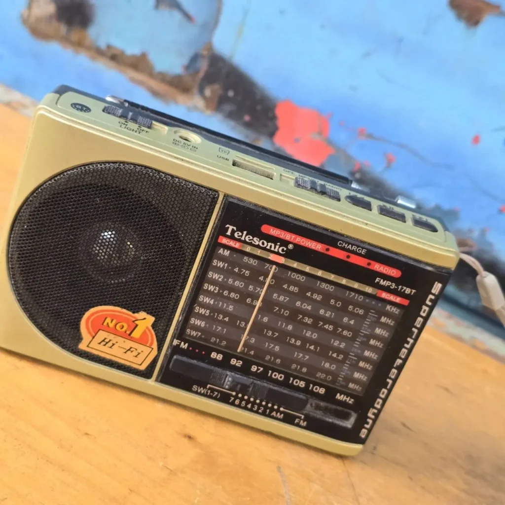 Radio Telesonic FMP3-17BT dorada multibanda con MP3 y Bluetooth, y etiqueta "No. 1 Hi-Fi". by Remates Narvaja