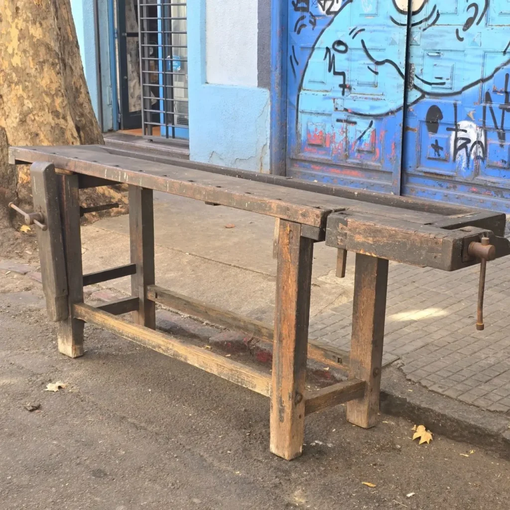 Banco de trabajo de madera antiguo y rústico con tornillo de banco. by Remates Narvaja