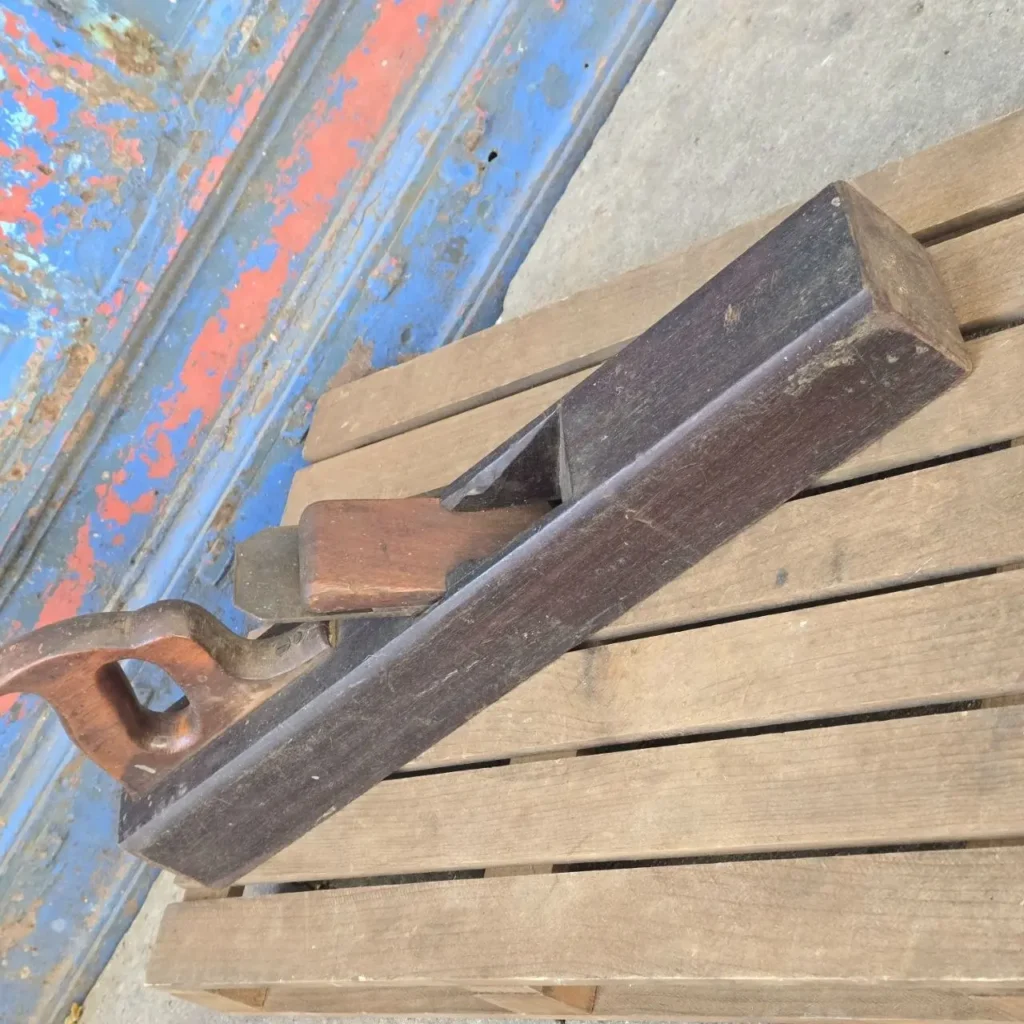 Cepillo de carpintero de madera antiguo sobre tablas. by Remates Narvaja