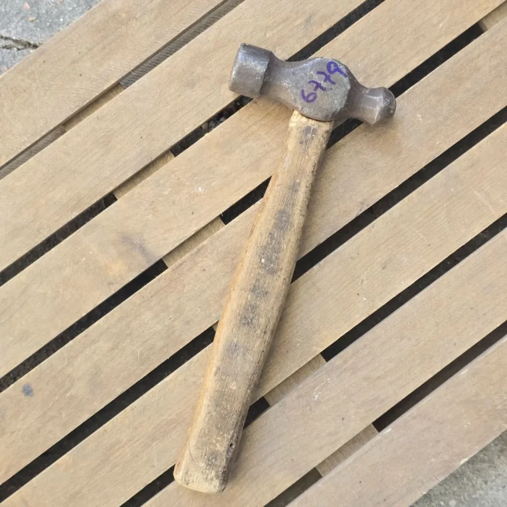 Martillo de bola usado con mango de madera sobre listones. by Remates Narvaja