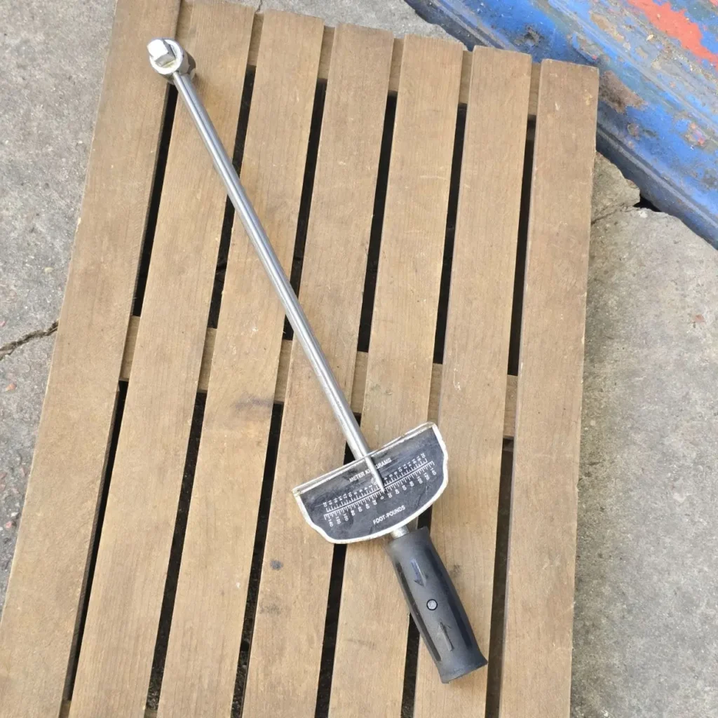 Llave dinamométrica sobre un palé de madera. by Remates Narvaja