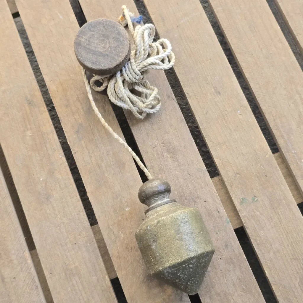 Plomada de metal vintage con cuerda y mango de madera. by Remates Narvaja