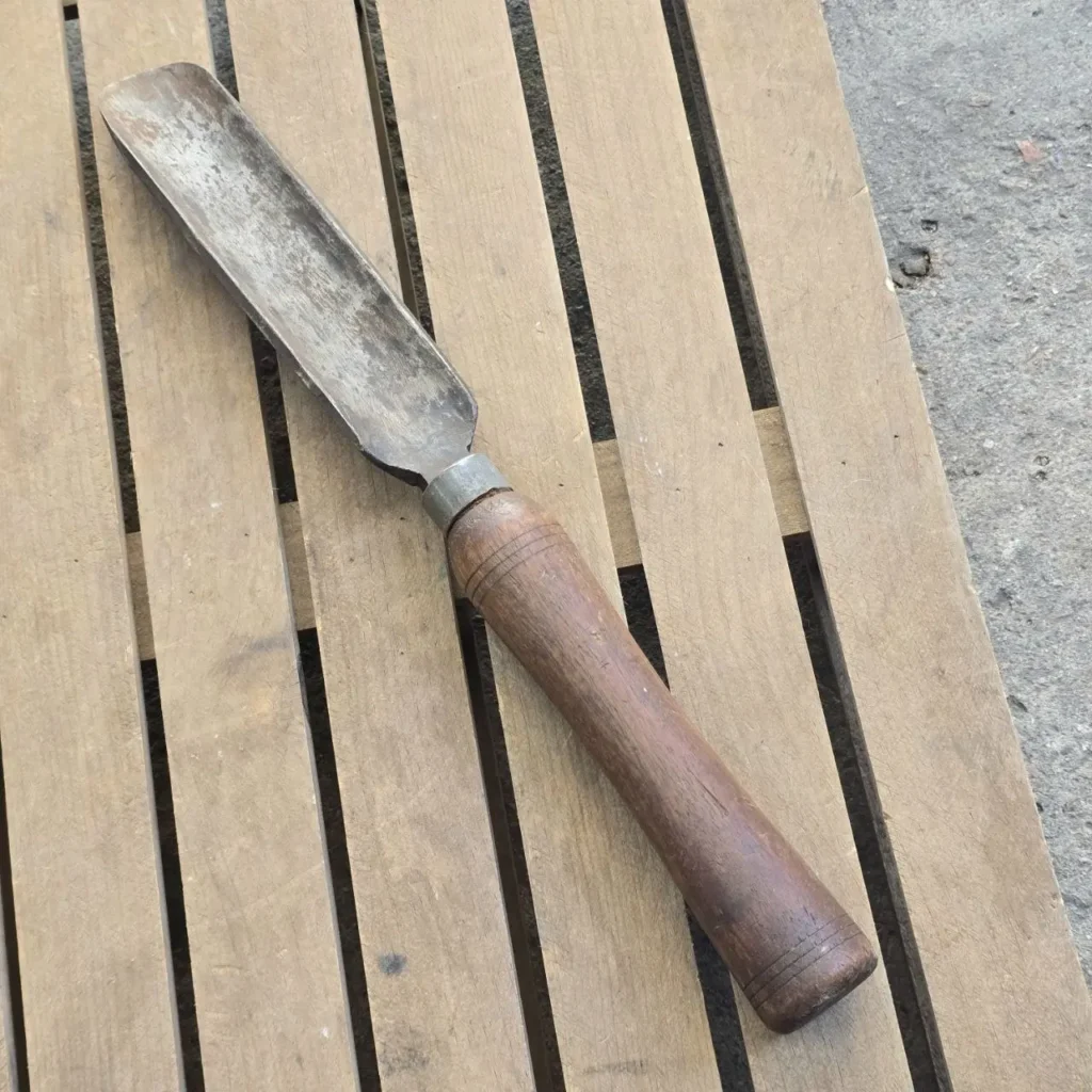 Gubia de carpintería antigua con hoja de metal desgastada y mango de madera. by Remates Narvaja