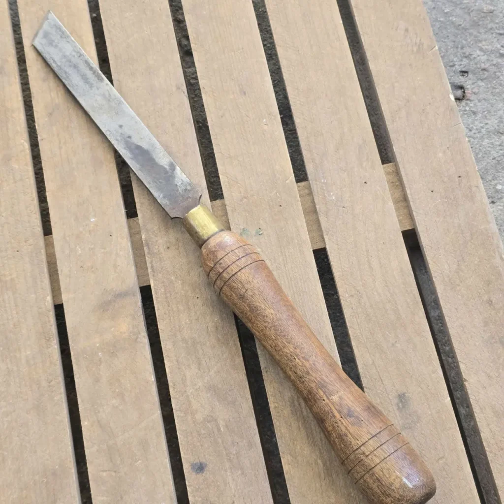 Cincel de carpintería antiguo con mango de madera y hoja de metal. by Remates Narvaja