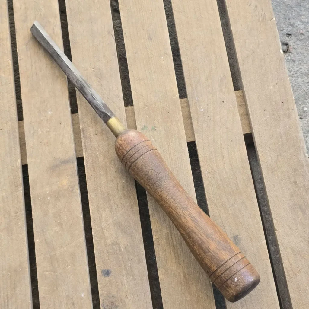 Cincel de carpintería antiguo con mango de madera. by Remates Narvaja