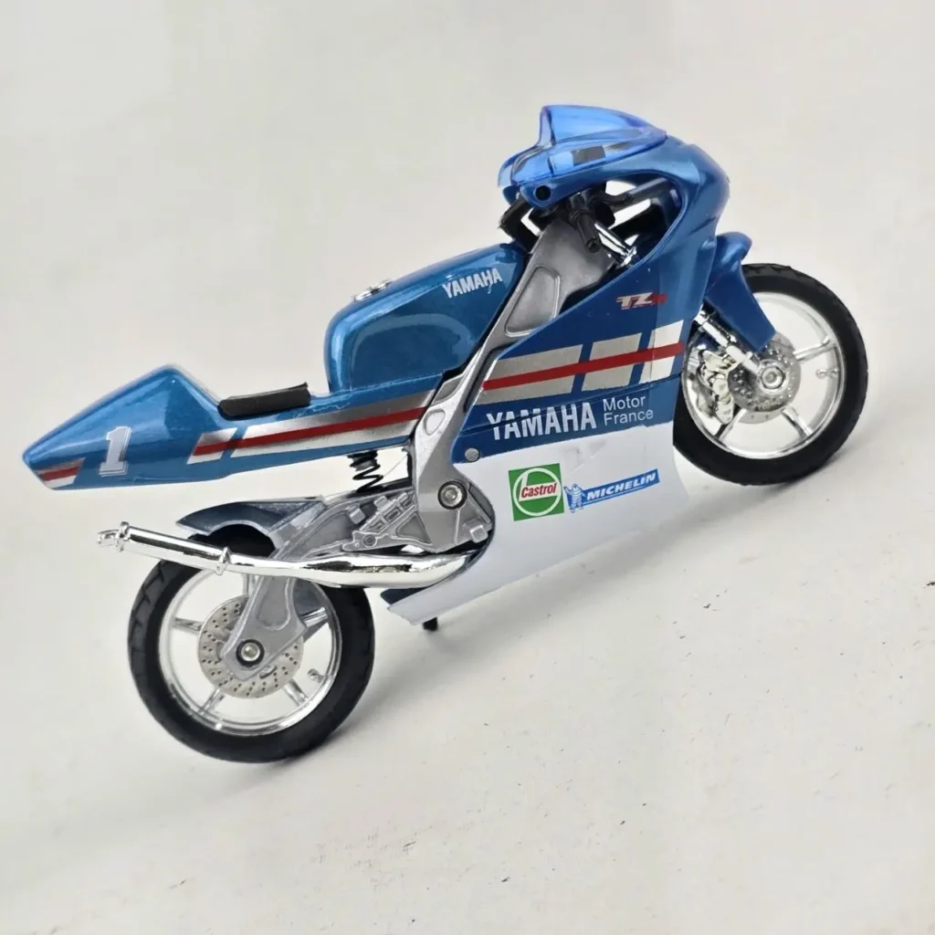 Maqueta de motocicleta de carreras Yamaha TZ azul y blanca con el número 1 y logotipos de Yamaha Motor France, Castrol y Michelin. by Remates Narvaja