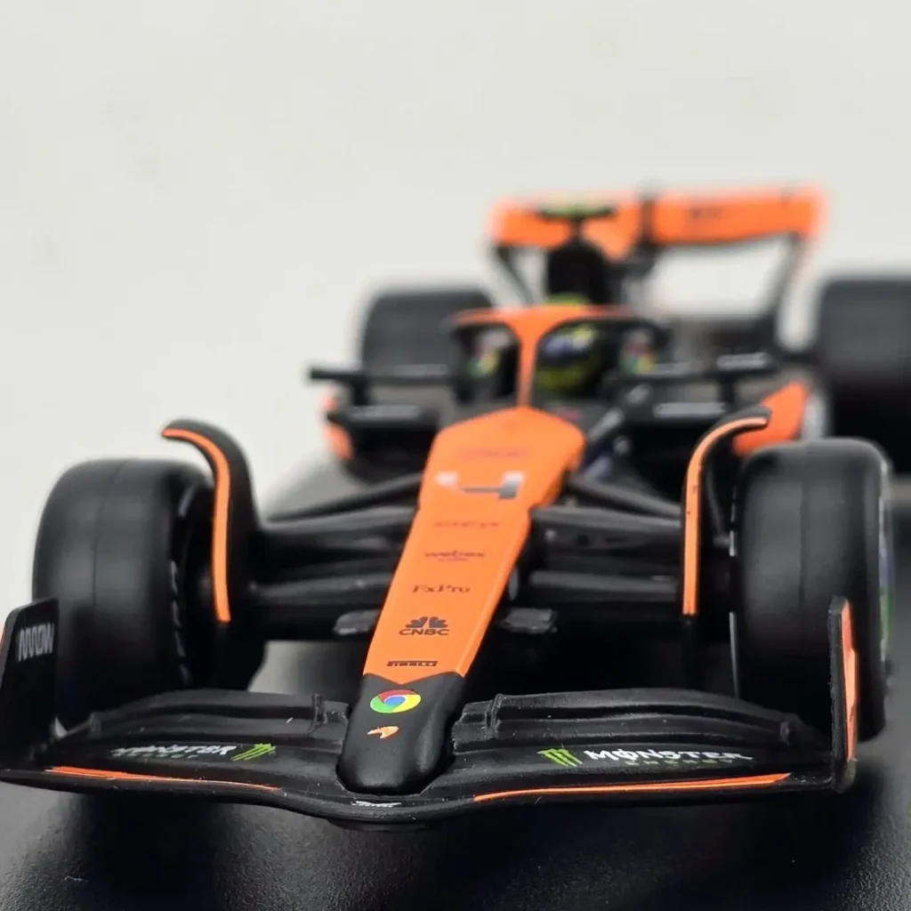 Maqueta de coche de Fórmula 1 McLaren naranja y negro con el número 4. by Remates Narvaja