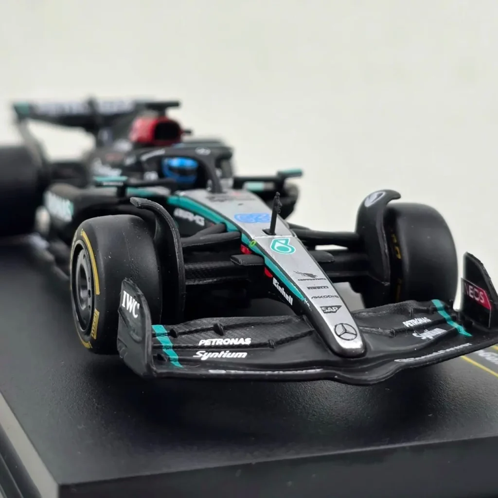 Modelo de coche Mercedes-AMG Petronas F1 negro y plateado en un expositor. by Remates Narvaja
