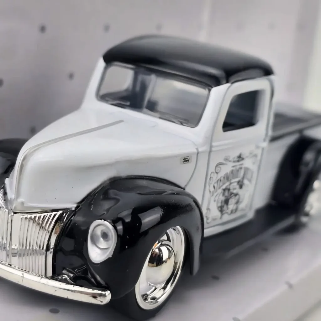 Modelo diecast de camioneta Ford pickup clásica blanca y negra con diseño de Steamboat Willie. by Remates Narvaja