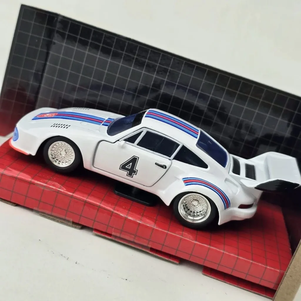 Maqueta de coche de carreras Porsche 935 blanco con librea Martini Racing y número 4. by Remates Narvaja