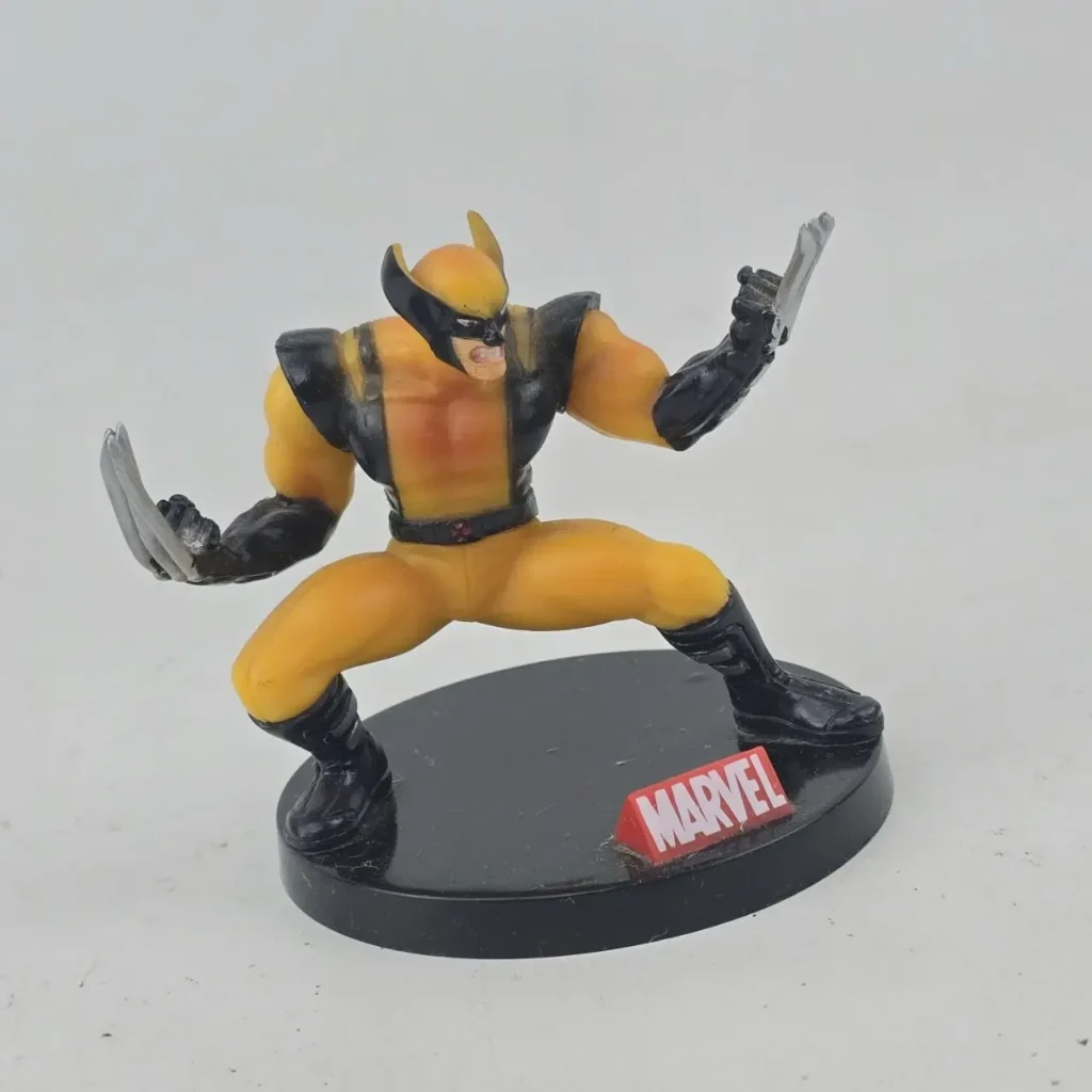 Figura de acción de Wolverine de Marvel con traje amarillo y garras, en pose de ataque. by Remates Narvaja