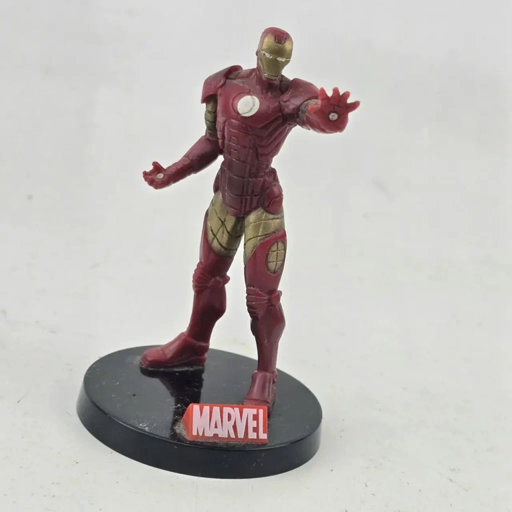 Figura de Iron Man roja y dorada de Marvel. by Remates Narvaja