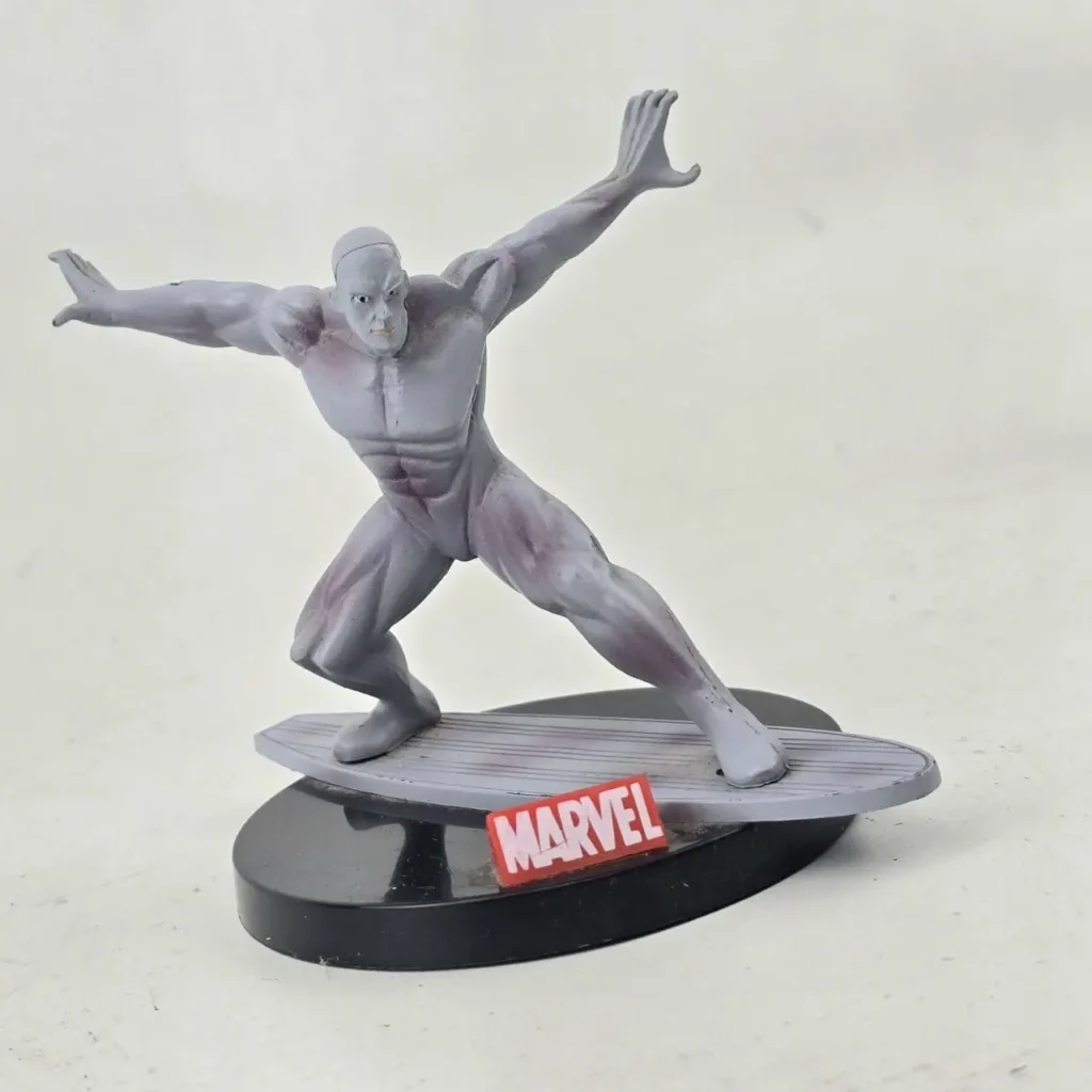 Figura de Estela Plateada de Marvel sobre su tabla de surf. by Remates Narvaja