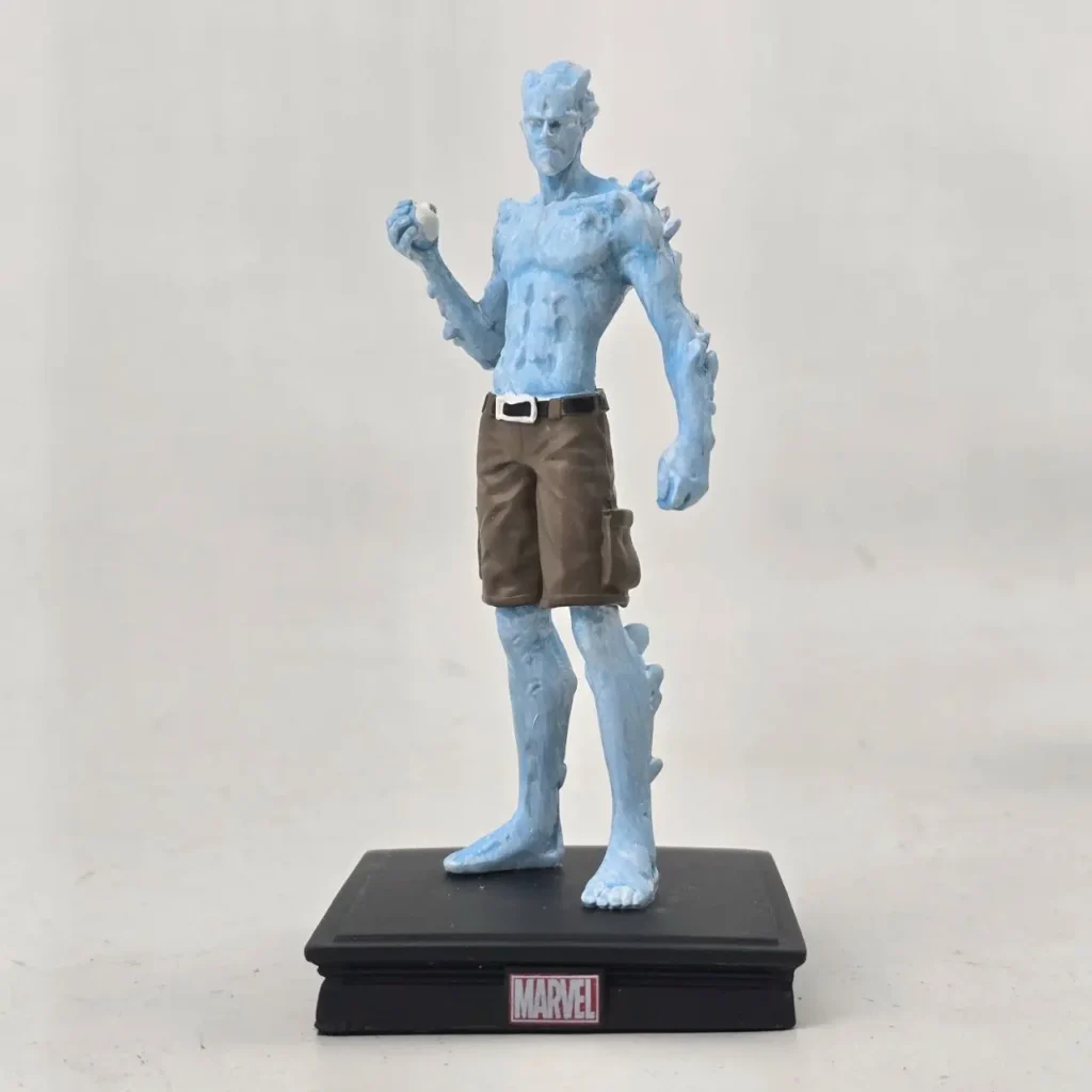 Figura coleccionable de Iceman de Marvel, de color azul helado, con pantalones cortos marrones y sosteniendo una bola de hielo, sobre una base by Remates Narvaja