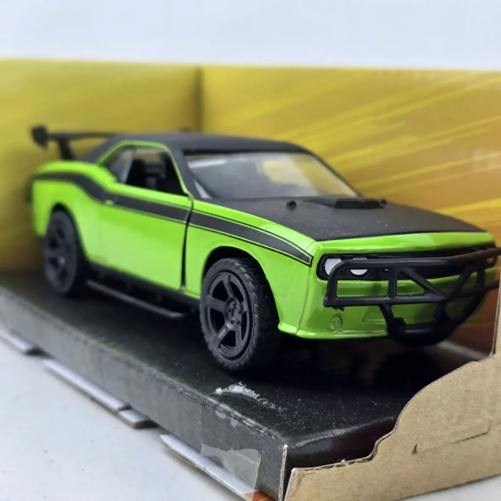 Modelo a escala de coche Dodge Challenger verde brillante y negro con defensa delantera y alerón." by Remates Narvaja